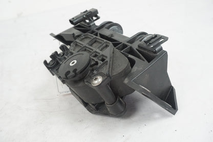 Höger sida på Avgasspjällmotor från en BMW S 1000 RR -2011 motorcykel.