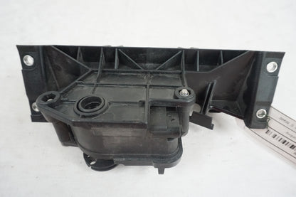 Vänster sida på Avgasspjällmotor från en BMW S 1000 RR -2011 motorcykel.