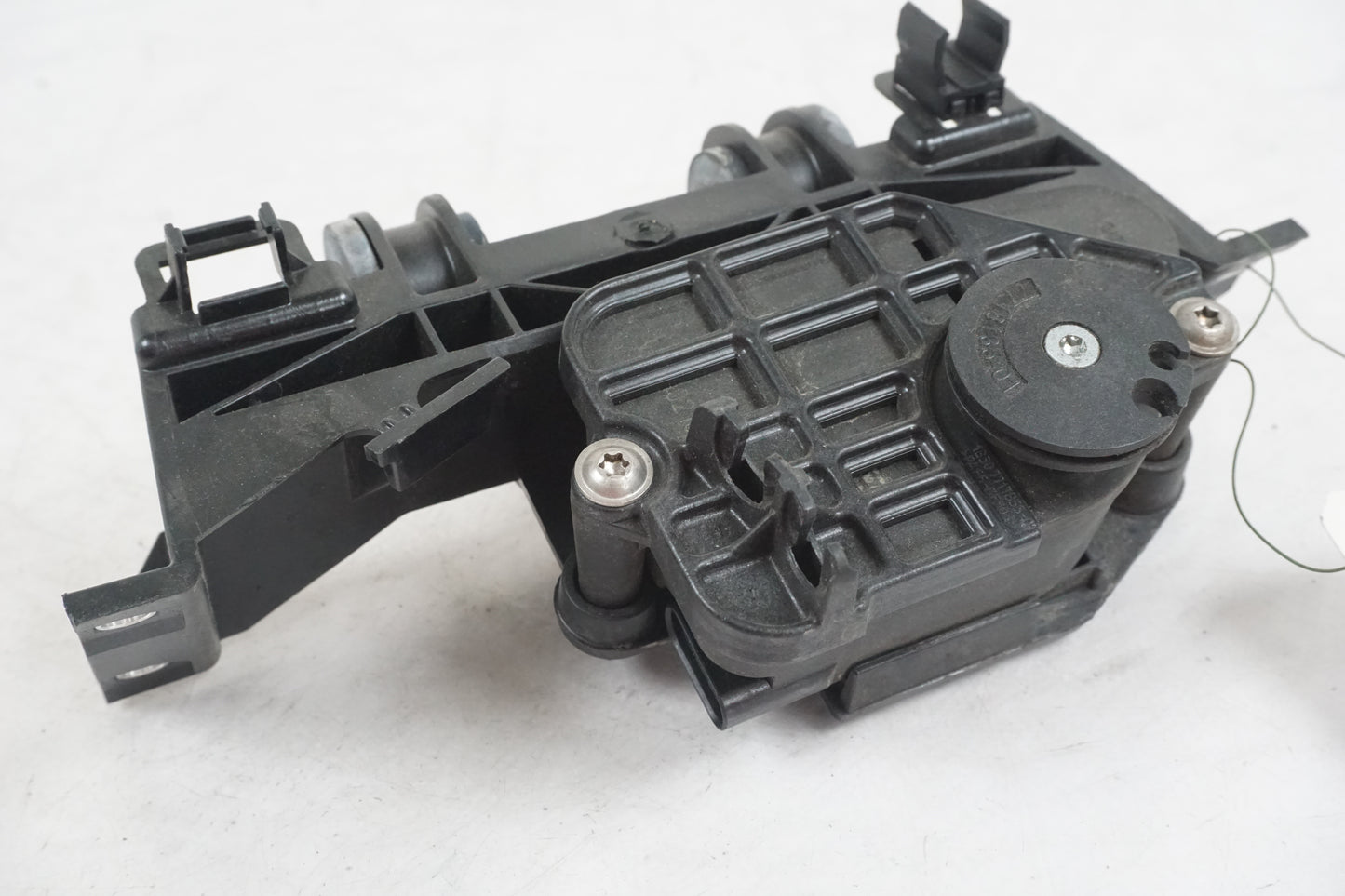 Framsidan på Avgasspjällmotor från en BMW S 1000 RR -2010 motorcykel.