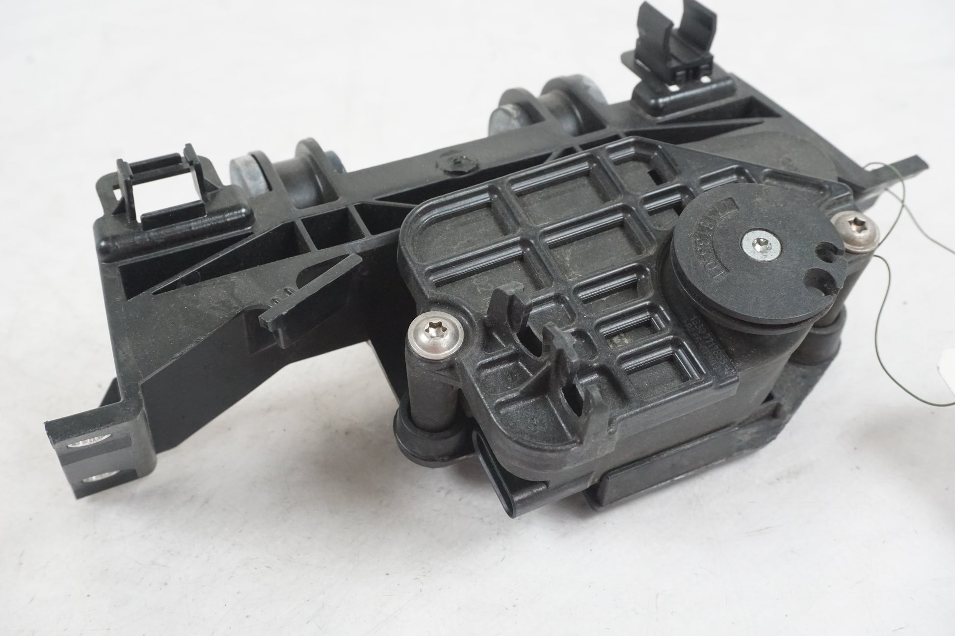 Framsidan på Avgasspjällmotor från en BMW S 1000 RR -2010 motorcykel.