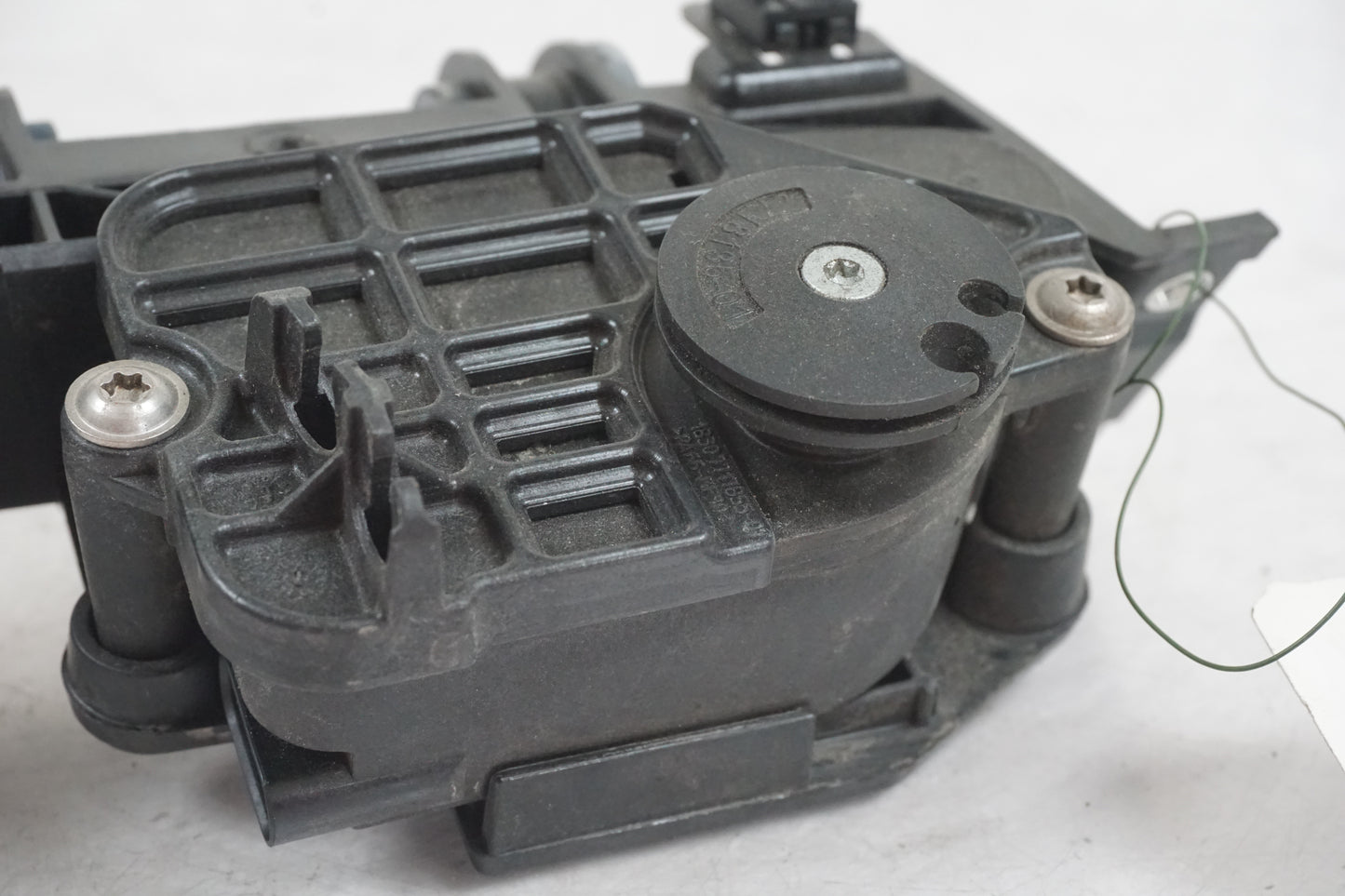 Baksidan på Avgasspjällmotor från en BMW S 1000 RR -2010 motorcykel.