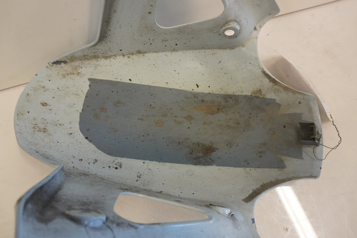 Snett nerifrån på Framskärm från en BMW F 650 CS -2002 motorcykel.