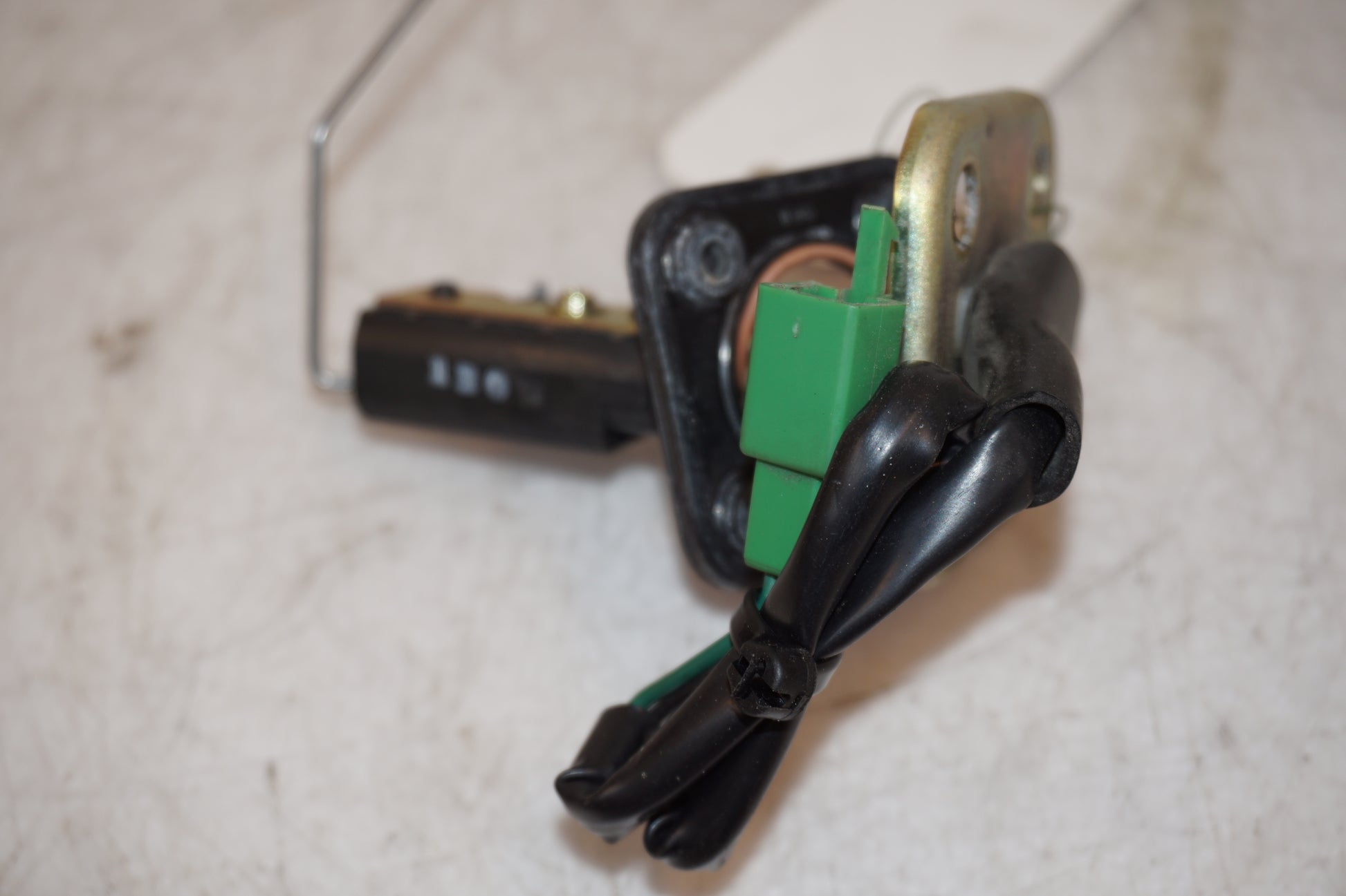 Baksidan på Bensintankgivare från en Yamaha XJR 1300 -2001 motorcykel.