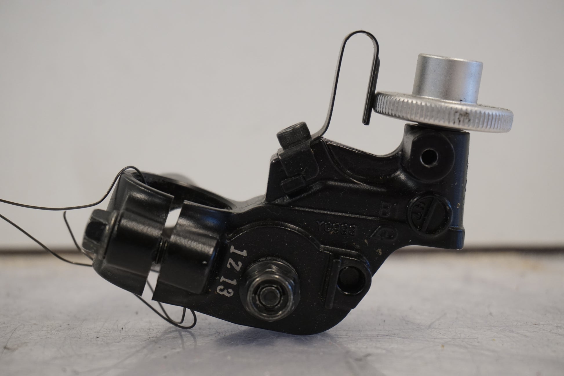 Snett uppifrån på Kopplingsklo från en Yamaha MT-10 -2022 motorcykel.