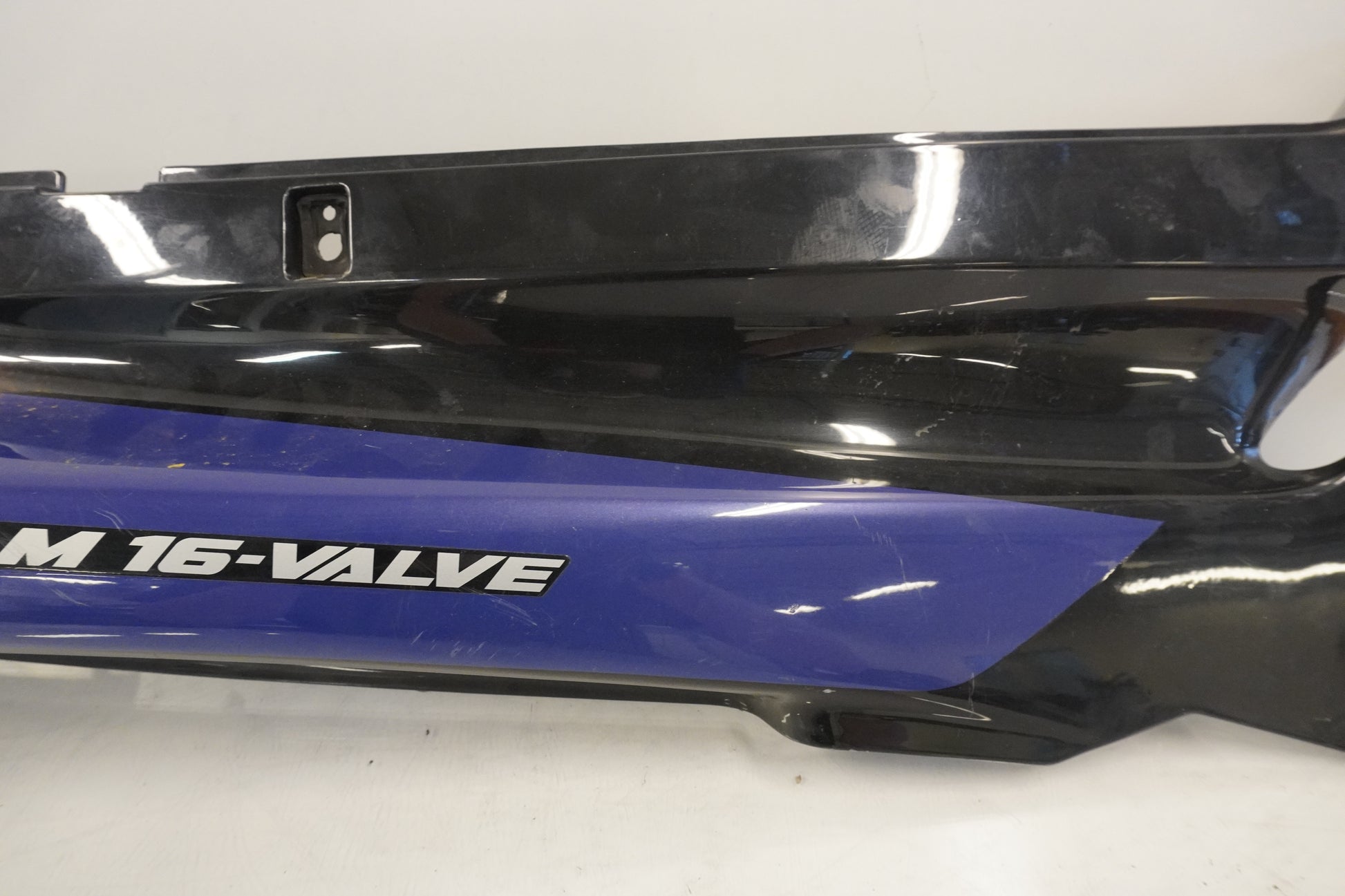 Baksidan på Bakvinge från en Kawasaki ZZR 1100 -1992 motorcykel.