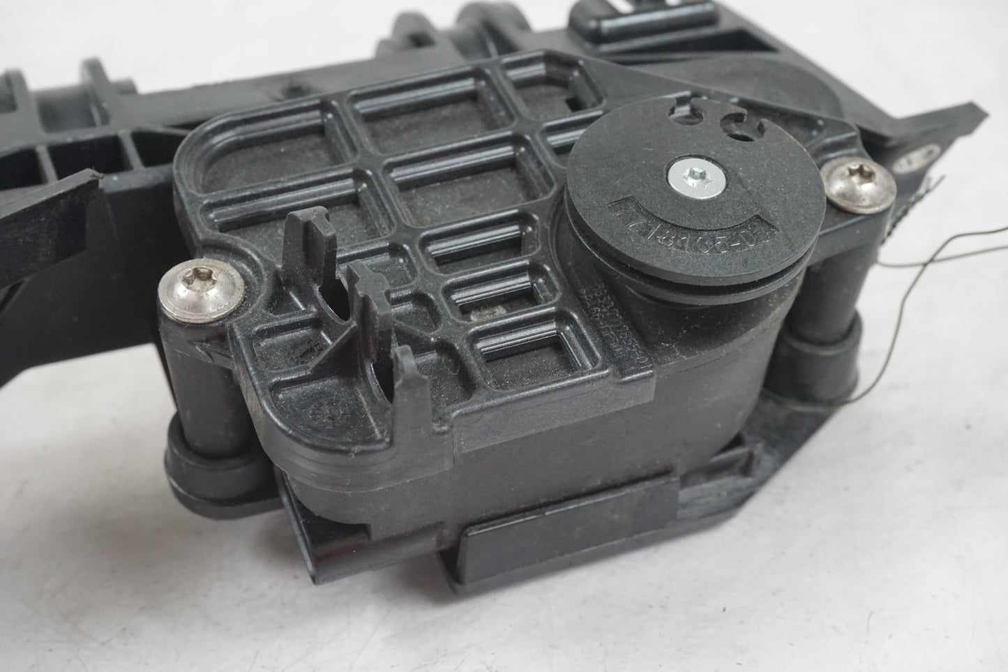 Baksidan på Avgasspjällmotor från en BMW S 1000 RR -2013 motorcykel.