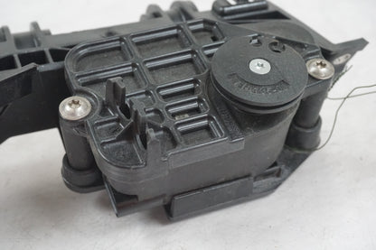 Baksidan på Avgasspjällmotor från en BMW S 1000 RR -2013 motorcykel.