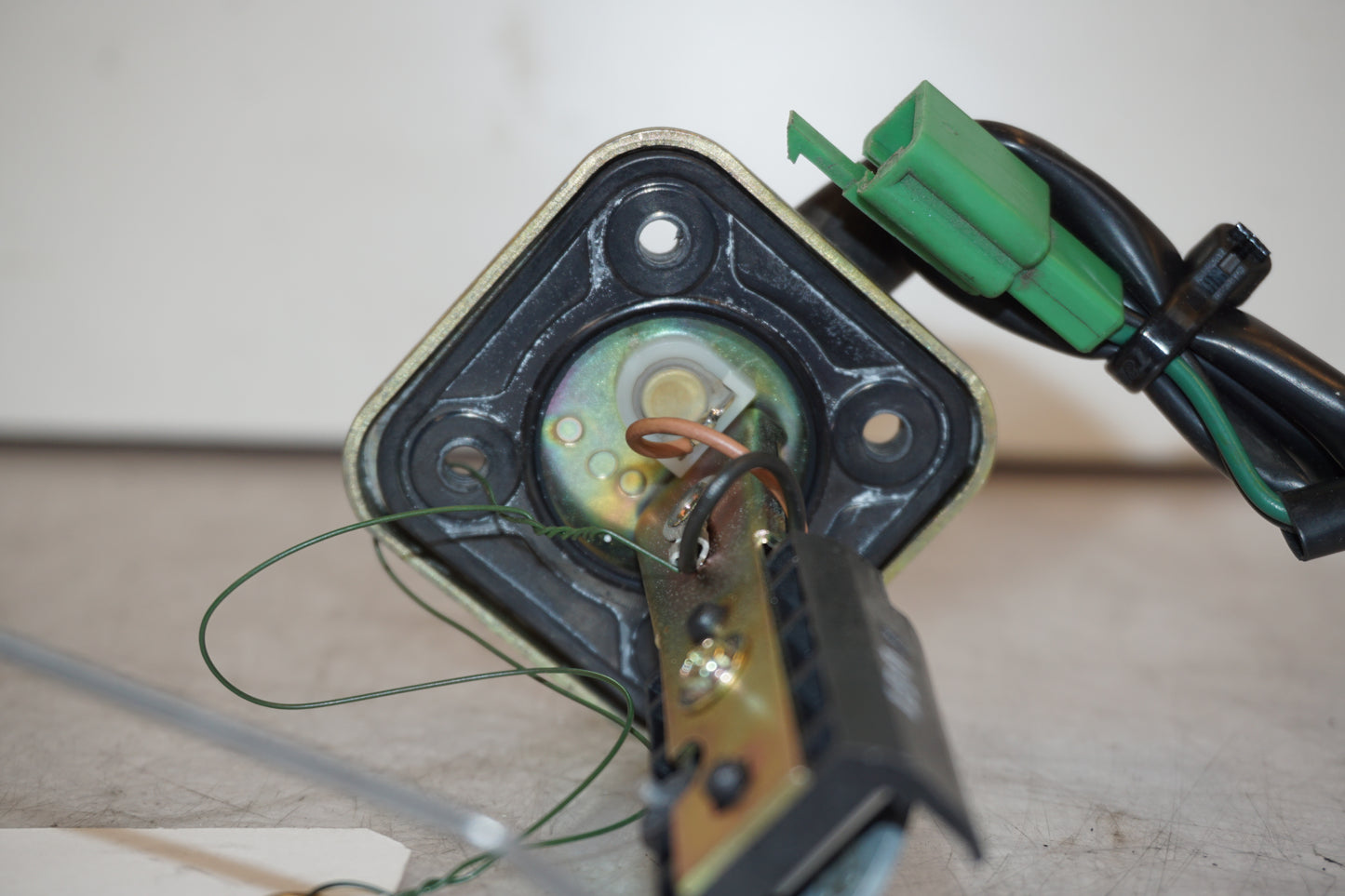 Snett nerifrån på Bensintankgivare från en Yamaha XJR 1300 -2001 motorcykel.