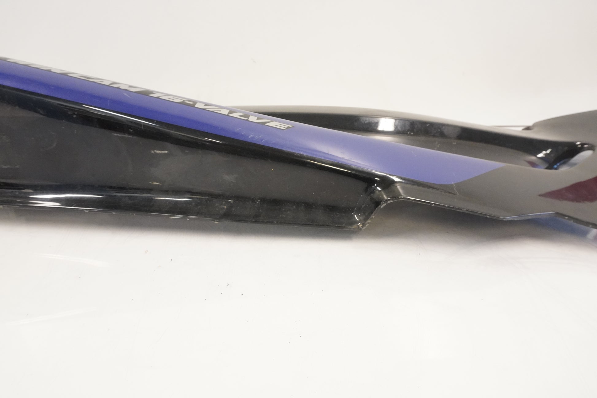 Snett uppifrån på Bakvinge från en Kawasaki ZZR 1100 -1992 motorcykel.