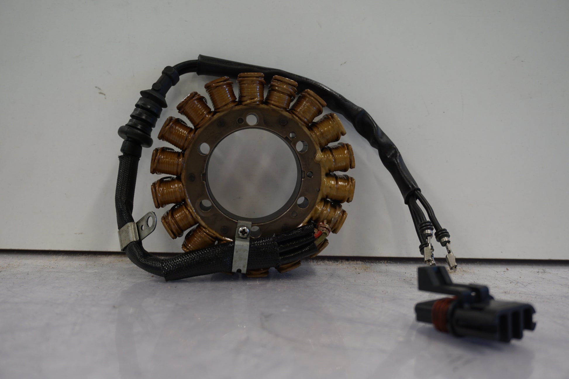 Framsidan på Generator från en H-D V-Rod 1130 -2006 motorcykel.