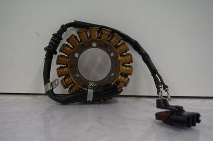 Framsidan på Generator från en H-D V-Rod 1130 -2006 motorcykel.