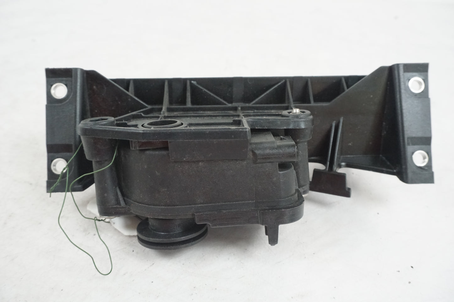 Snett nerifrån på Avgasspjällmotor från en BMW S 1000 RR -2013 motorcykel.