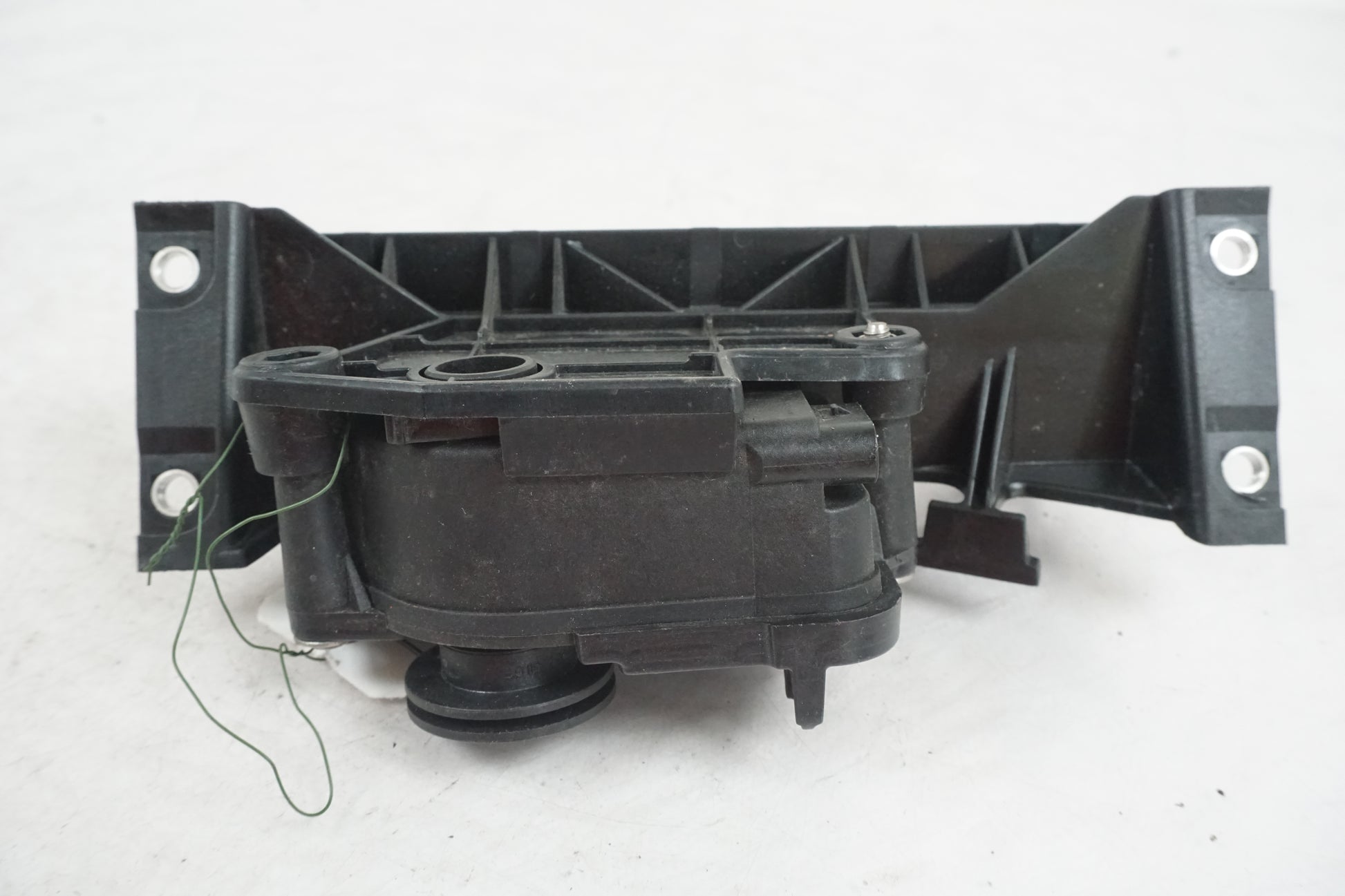 Snett nerifrån på Avgasspjällmotor från en BMW S 1000 RR -2013 motorcykel.