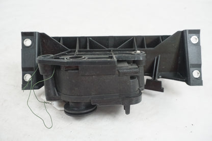 Snett nerifrån på Avgasspjällmotor från en BMW S 1000 RR -2013 motorcykel.