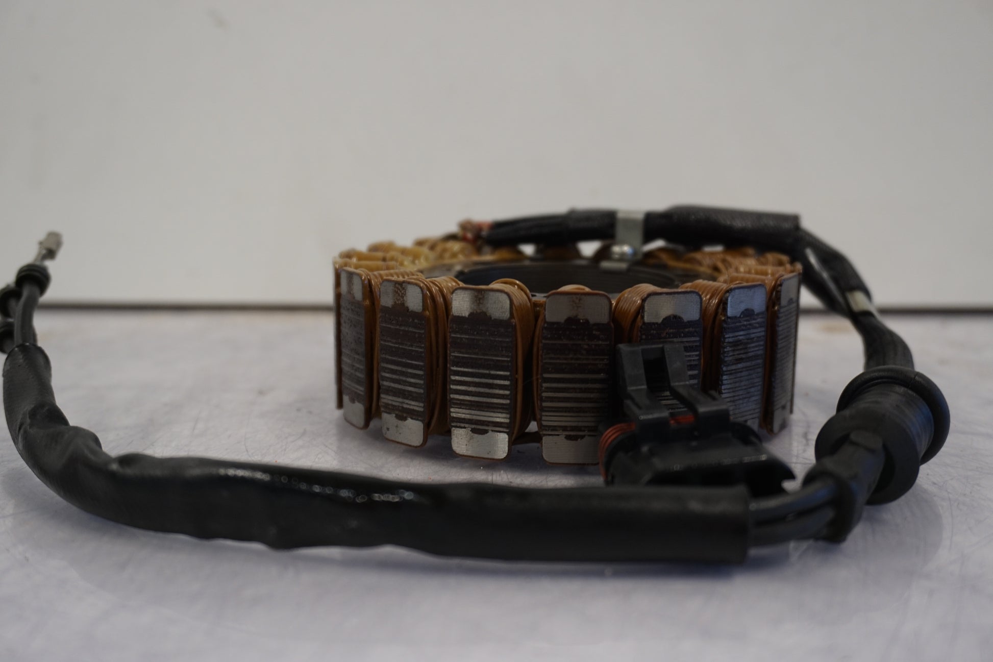 Vänster sida på Generator från en H-D V-Rod 1130 -2006 motorcykel.