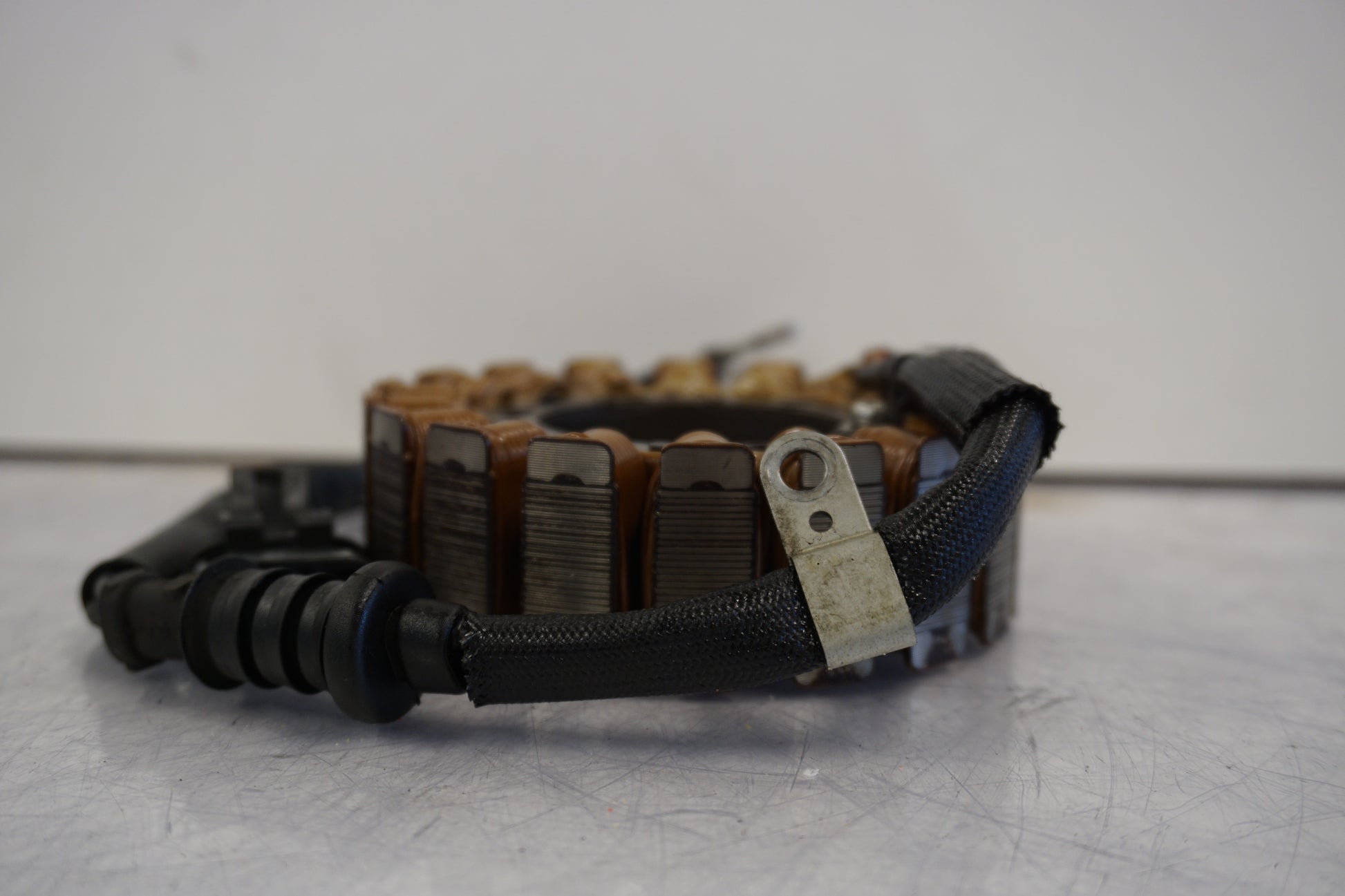 Snett uppifrån på Generator från en H-D V-Rod 1130 -2006 motorcykel.