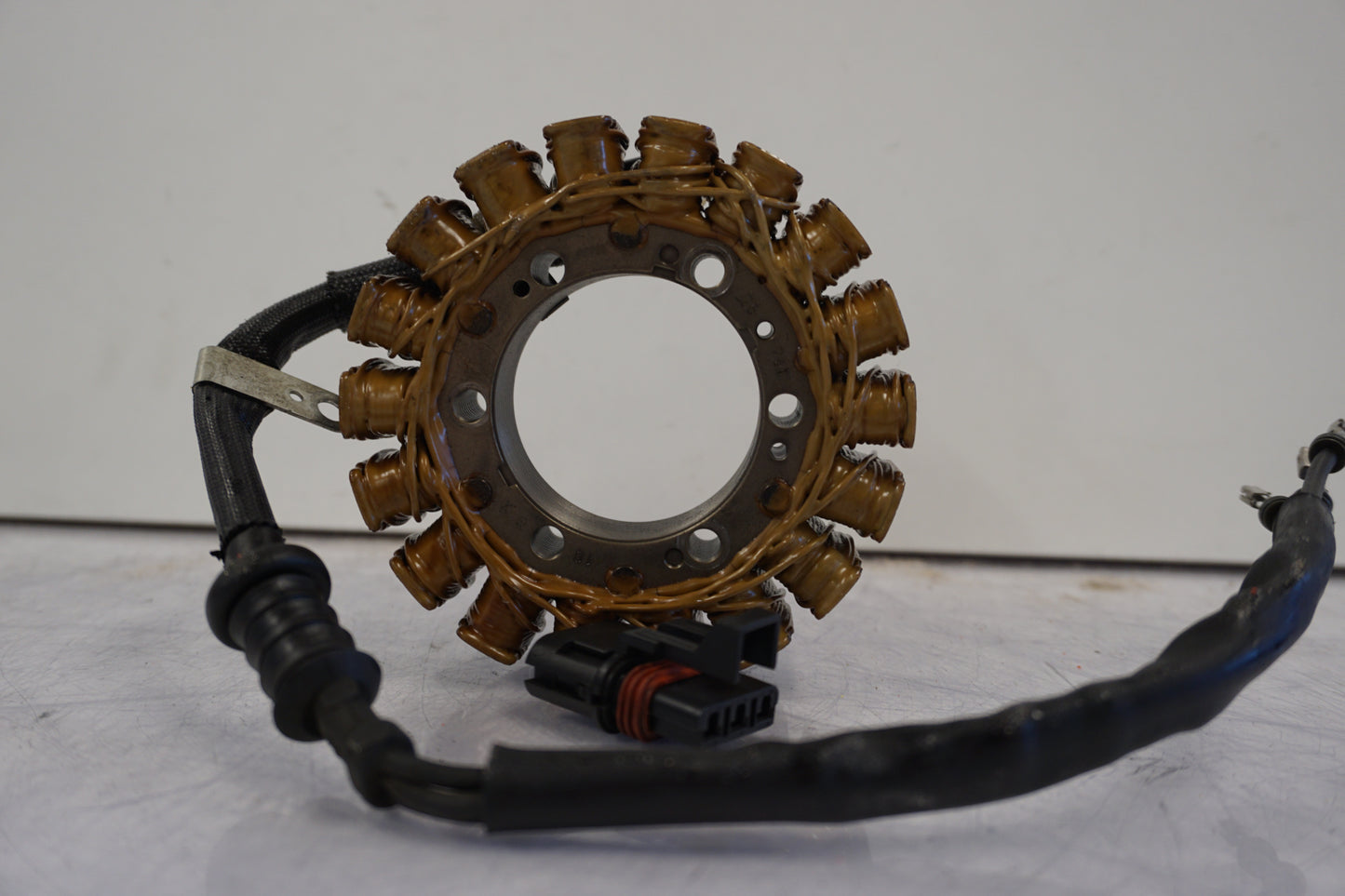 Snett nerifrån på Generator från en H-D V-Rod 1130 -2006 motorcykel.