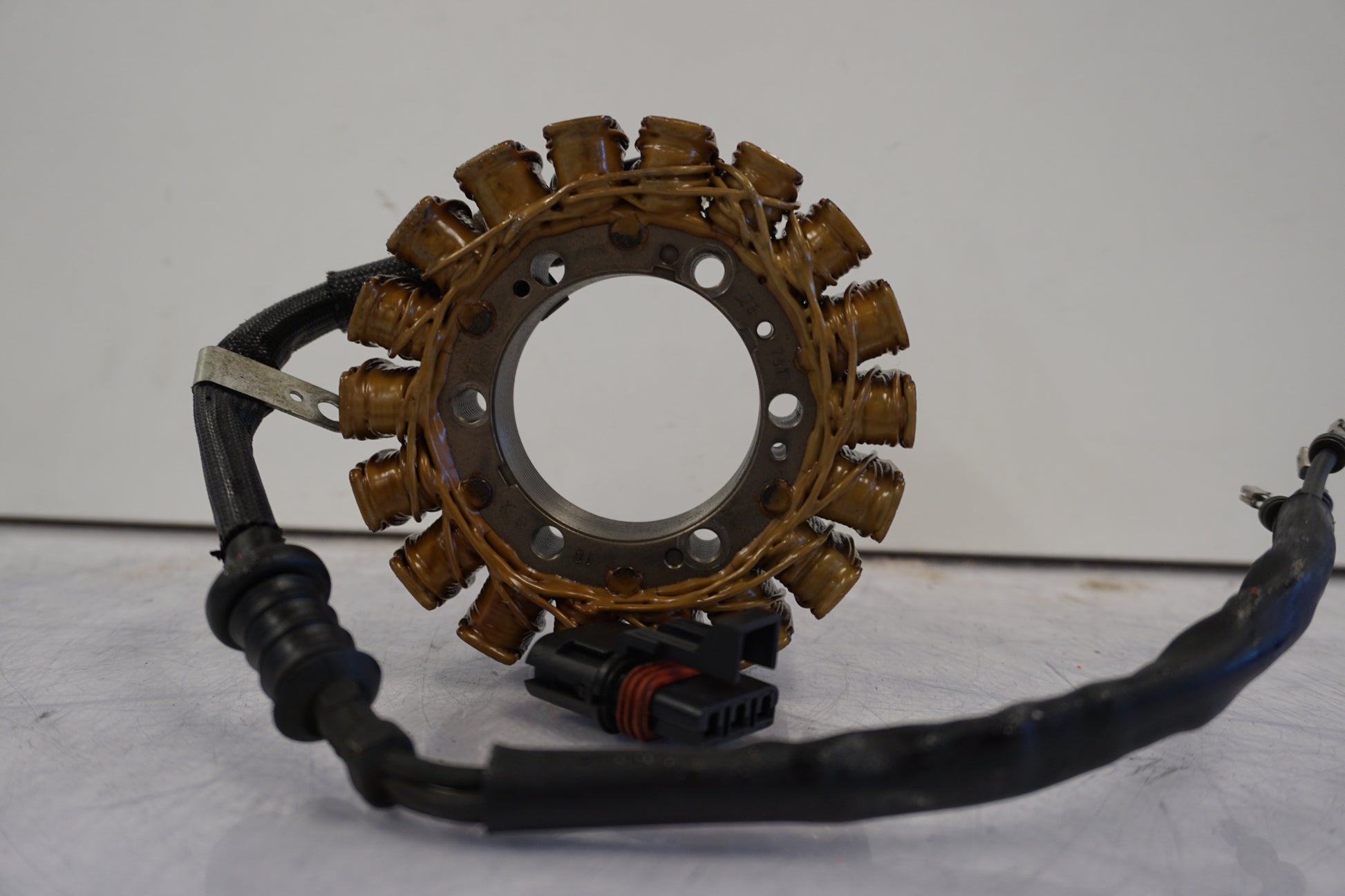 Snett nerifrån på Generator från en H-D V-Rod 1130 -2006 motorcykel.