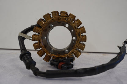 Snett nerifrån på Generator från en H-D V-Rod 1130 -2006 motorcykel.