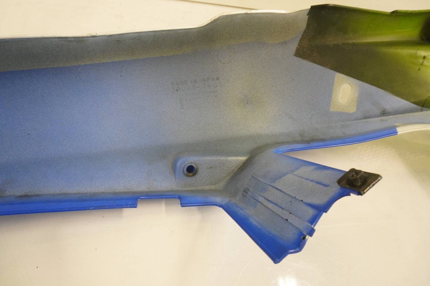 Snett nerifrån på Bakvinge från en Kawasaki ZXR 400 -1992 motorcykel.