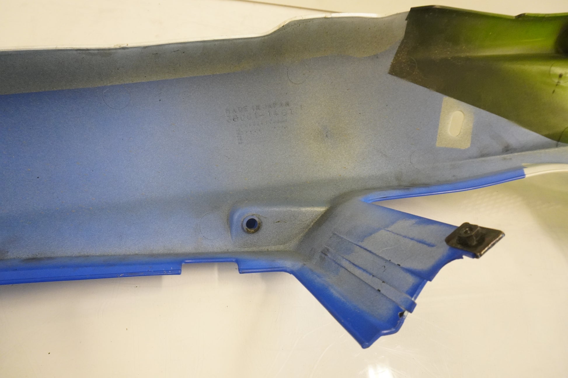 Snett nerifrån på Bakvinge från en Kawasaki ZXR 400 -1992 motorcykel.