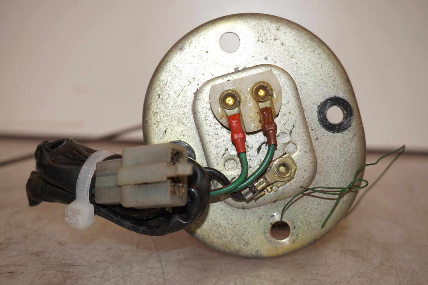 Baksidan på Bensintankgivare från en Yamaha FZ 750 -1986 motorcykel.