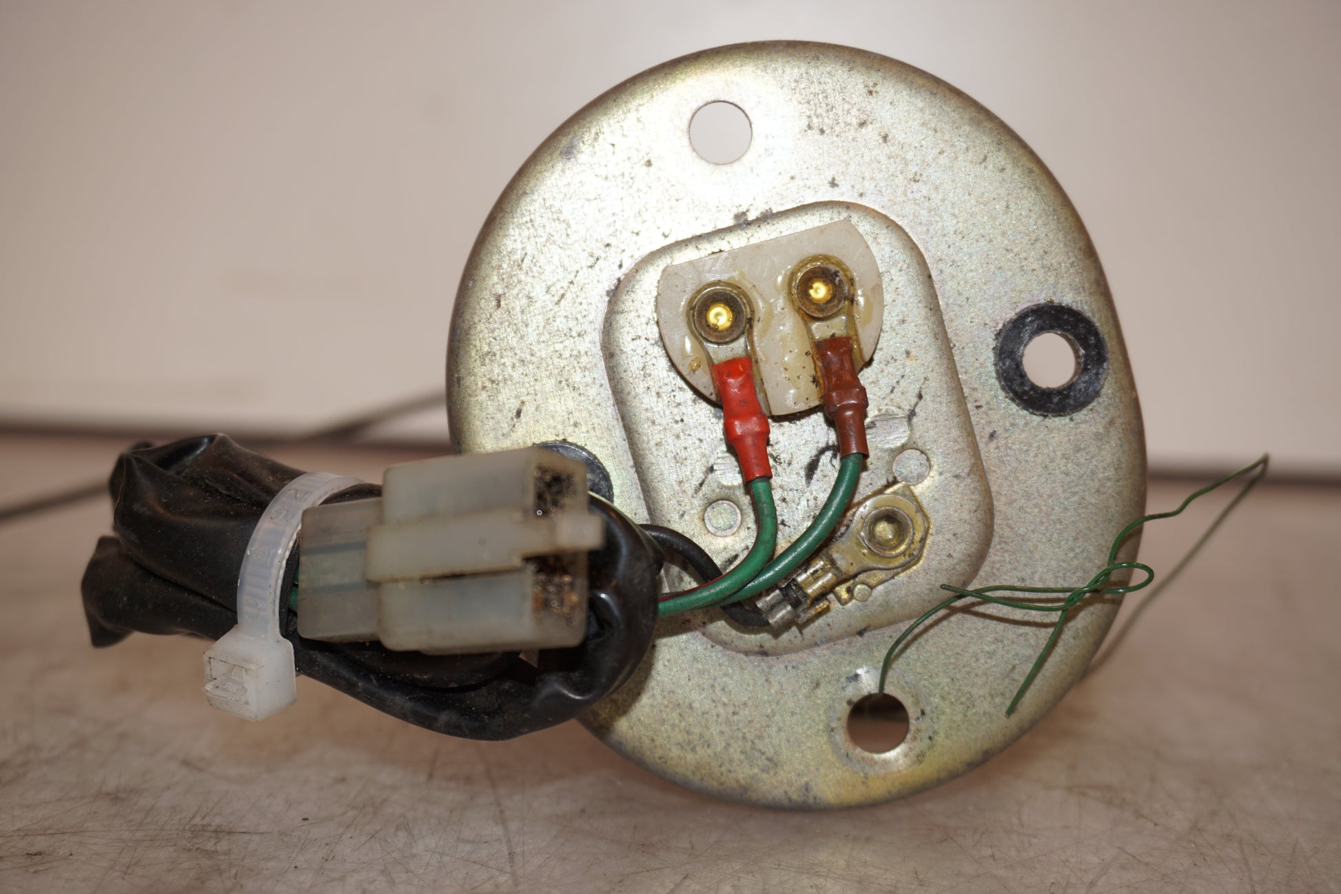 Baksidan på Bensintankgivare från en Yamaha FZ 750 -1986 motorcykel.