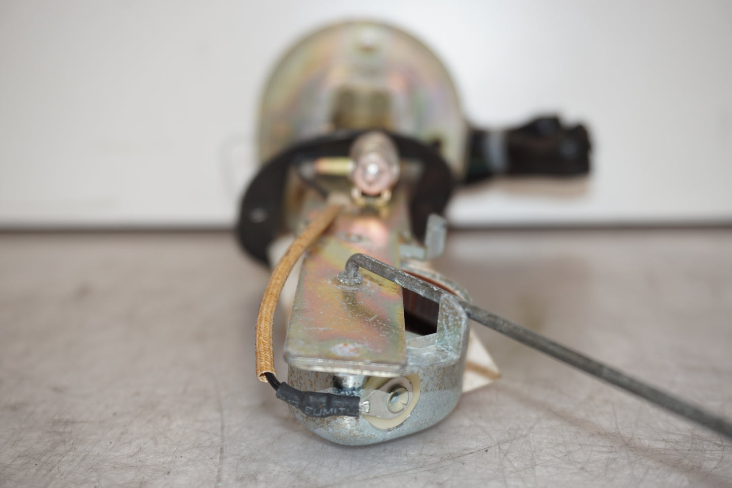 Vänster sida på Bensintankgivare från en Yamaha FZ 750 -1986 motorcykel.