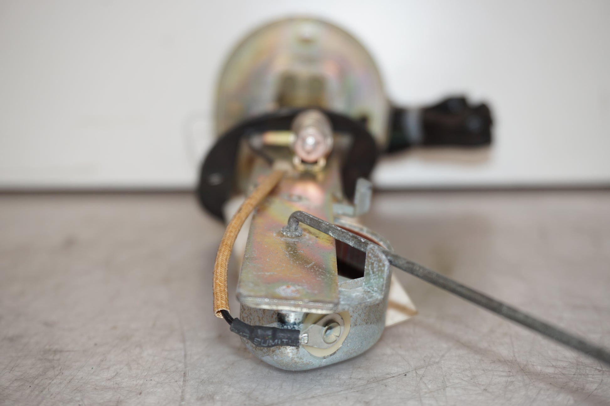 Vänster sida på Bensintankgivare från en Yamaha FZ 750 -1986 motorcykel.