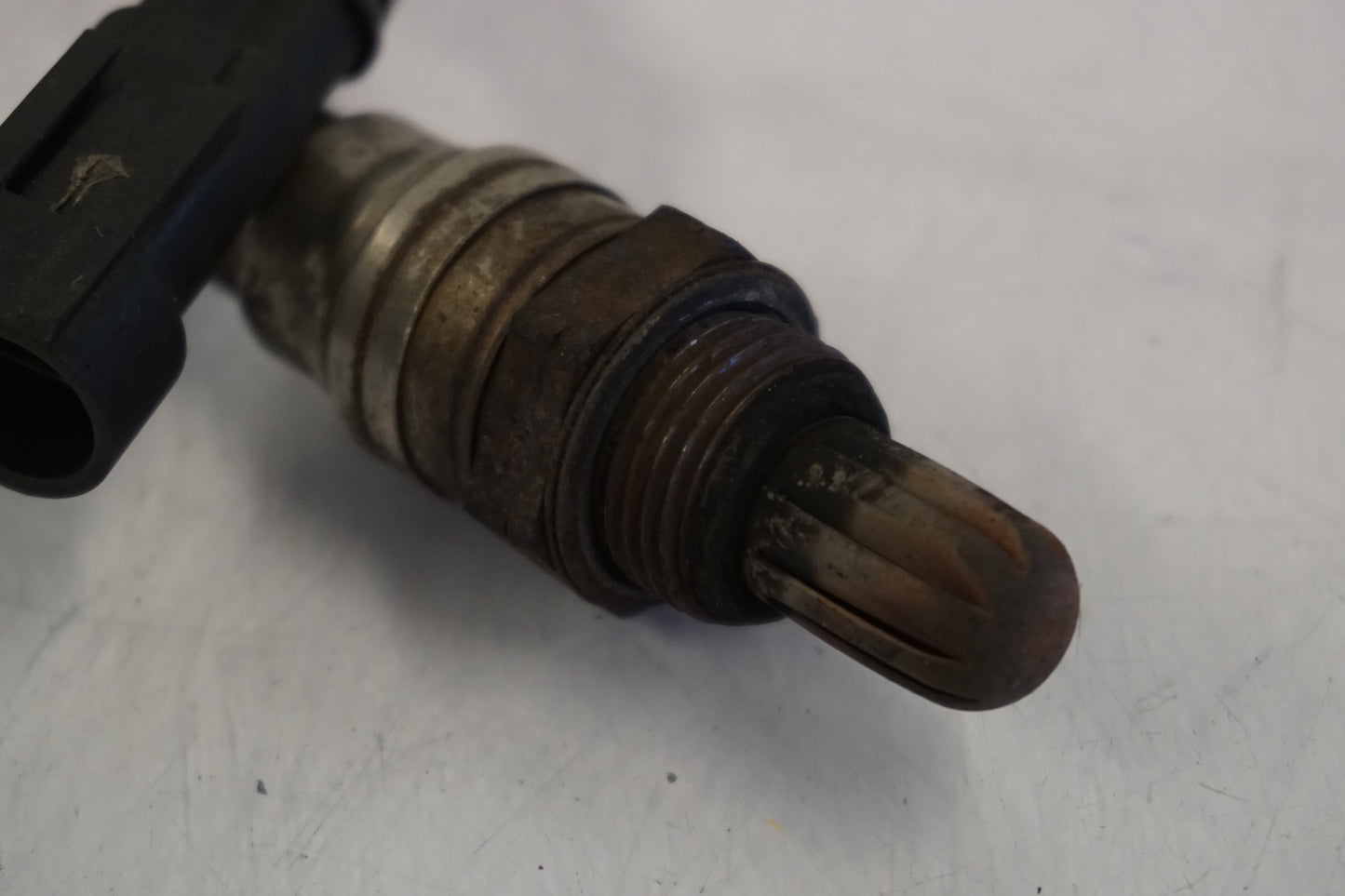 Höger sida på Lambdasond från en H-D Dyna Street Bob FXDB/I -2007 motorcykel.