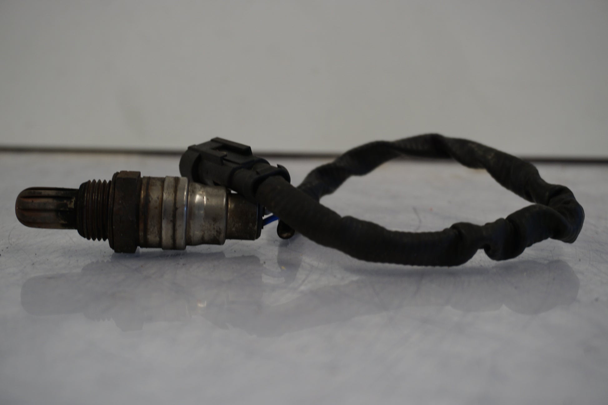 Vänster sida på Lambdasond från en H-D Dyna Street Bob FXDB/I -2007 motorcykel.