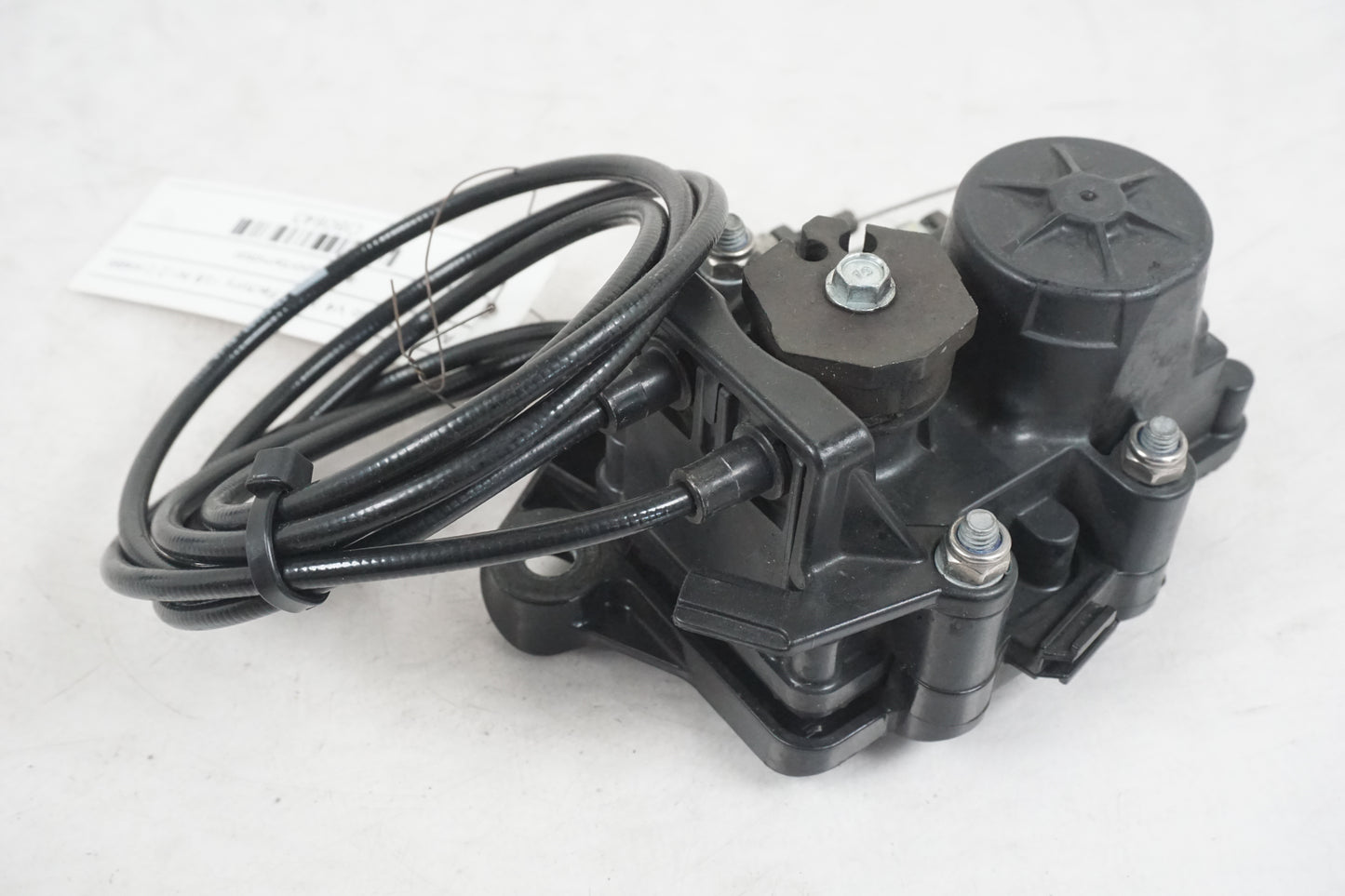 Vänster sida på Avgasspjällmotor från en Aprilia Tuono V4R -2018 motorcykel.