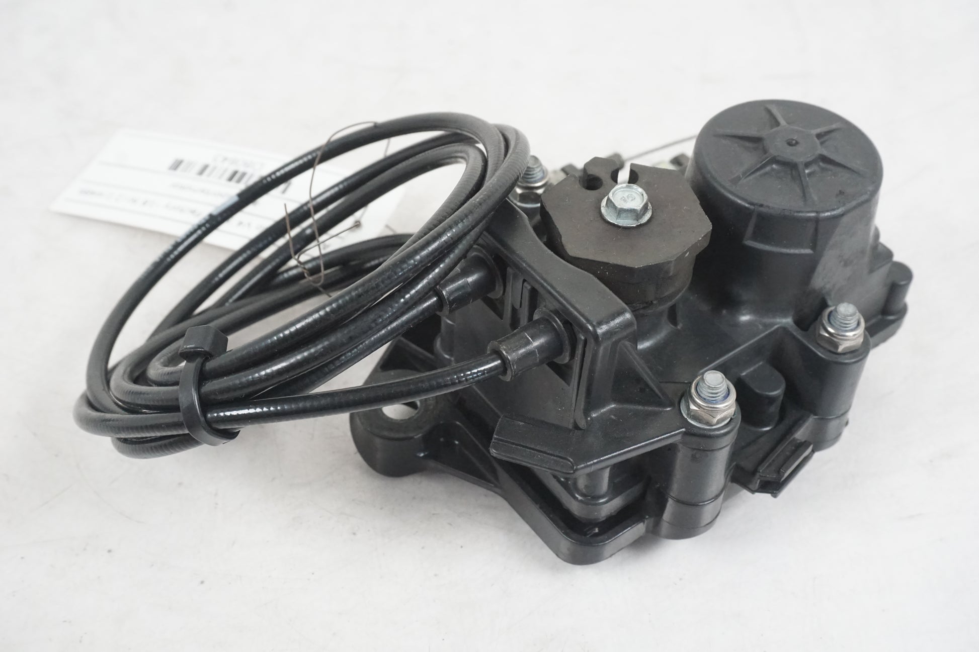 Vänster sida på Avgasspjällmotor från en Aprilia Tuono V4R -2018 motorcykel.