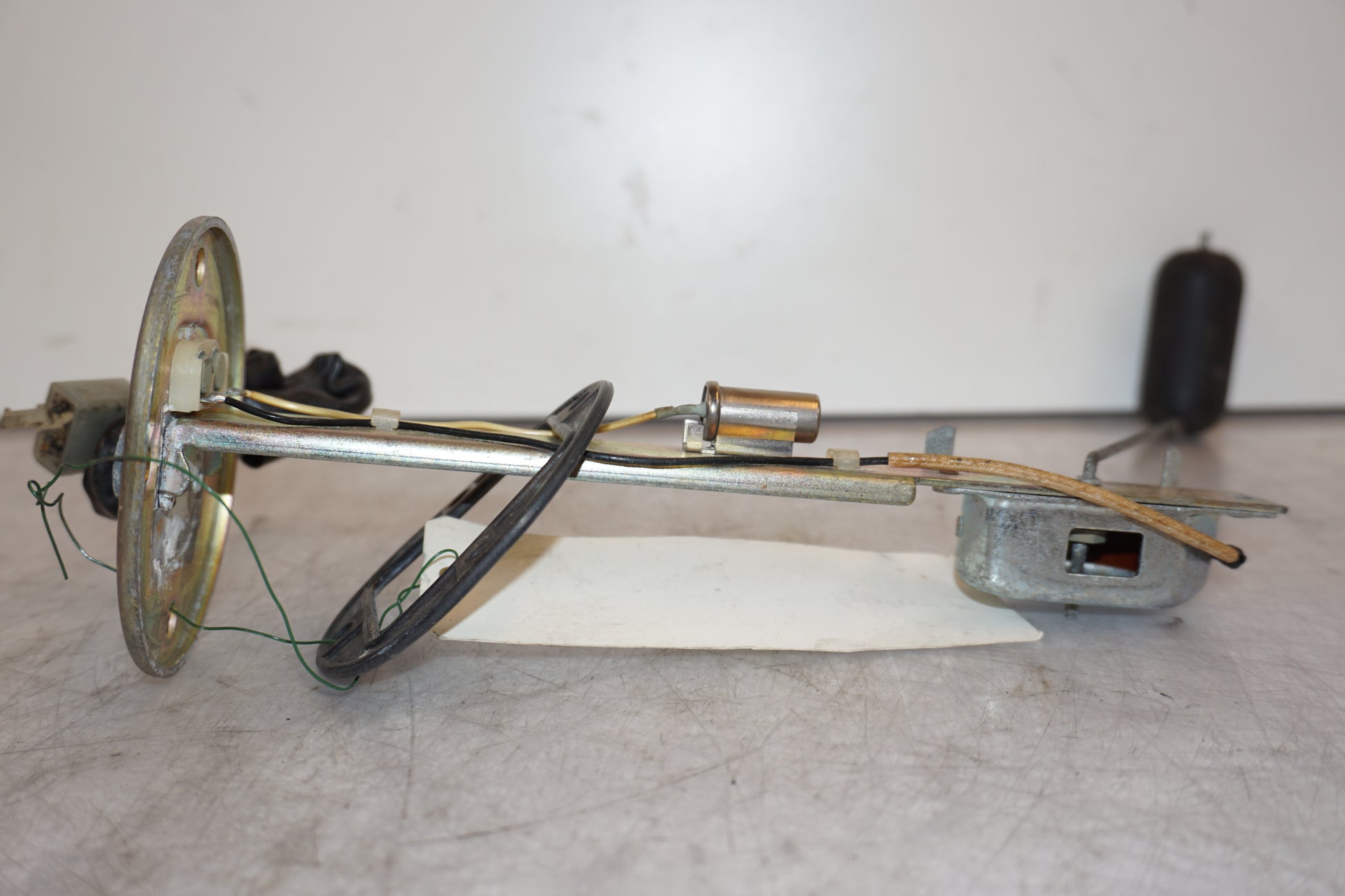 Snett nerifrån på Bensintankgivare från en Yamaha FZ 750 -1986 motorcykel.