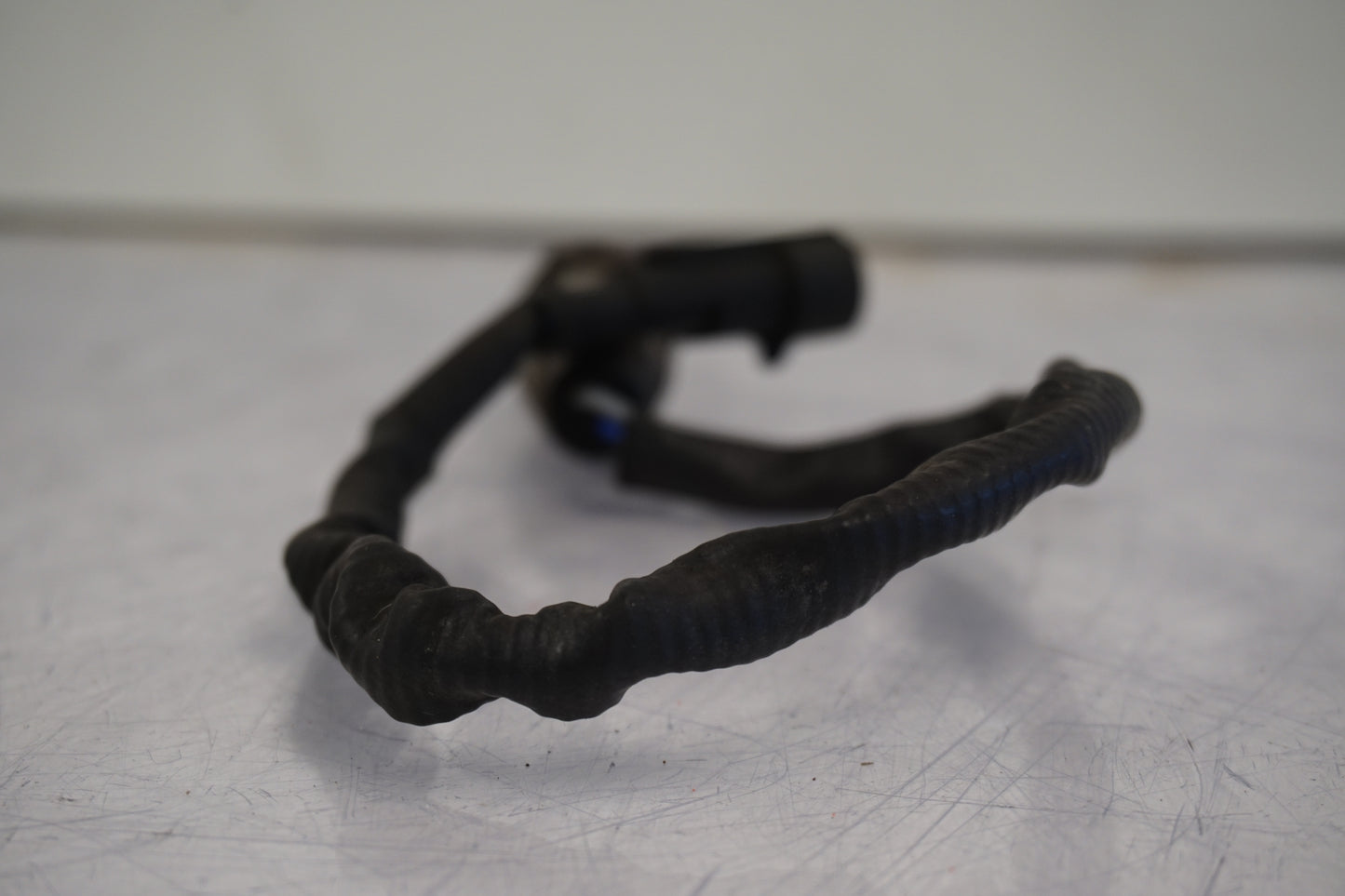 Snett nerifrån på Lambdasond från en H-D Dyna Street Bob FXDB/I -2007 motorcykel.