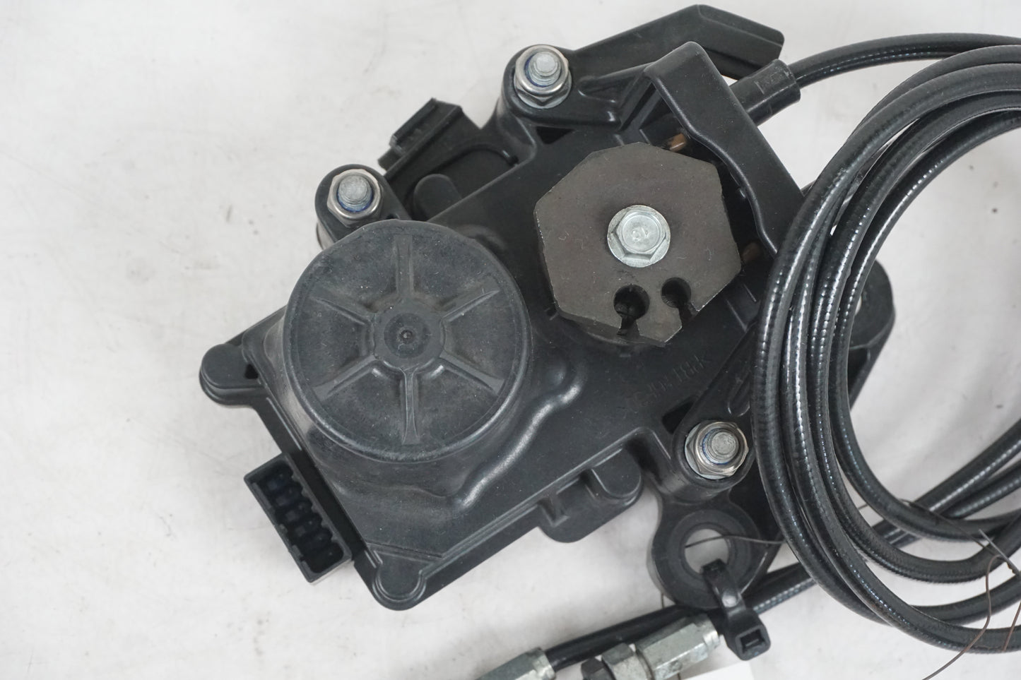 Snett nerifrån på Avgasspjällmotor från en Aprilia Tuono V4R -2018 motorcykel.