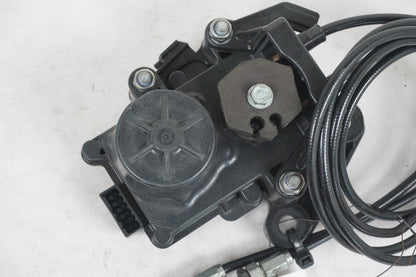 Snett nerifrån på Avgasspjällmotor från en Aprilia Tuono V4R -2018 motorcykel.