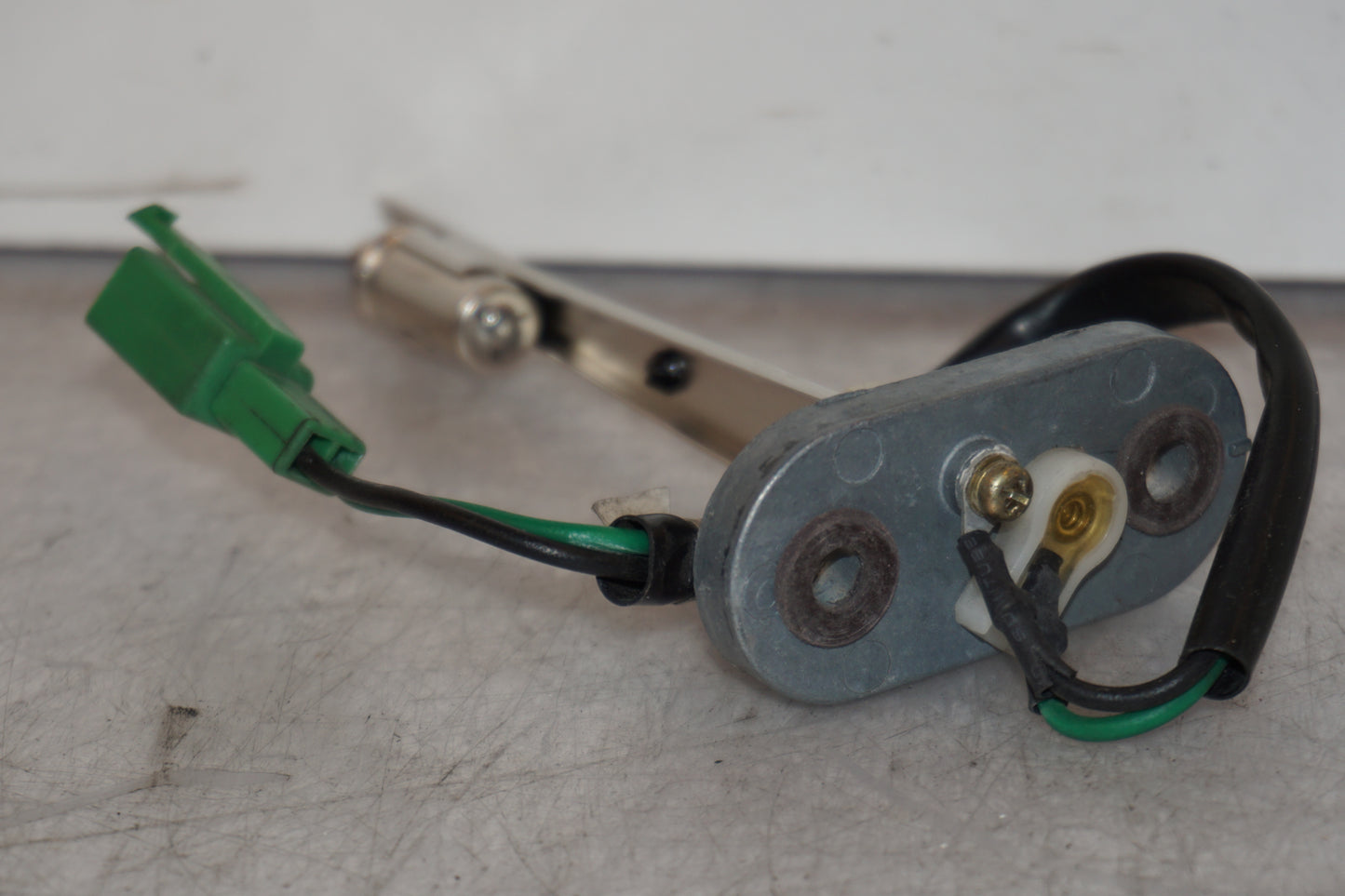 Framsidan på Bensintankgivare från en Yamaha YZF R6 -2000 motorcykel.