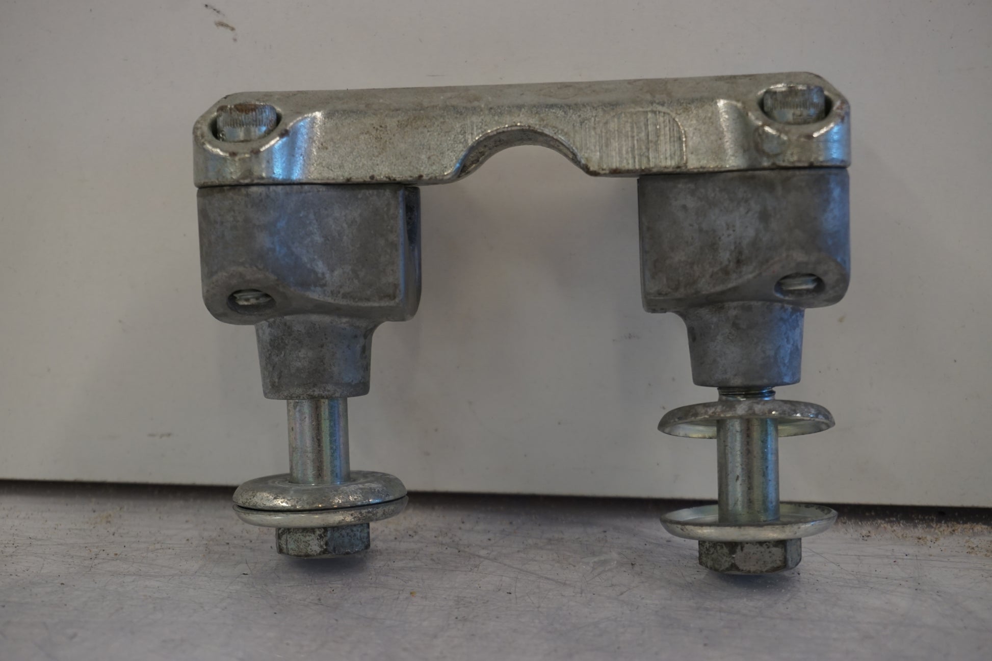 Framsidan på Styrfäste från en H-D Touring Ultra Classic FLHTCU/I -2009 motorcykel.