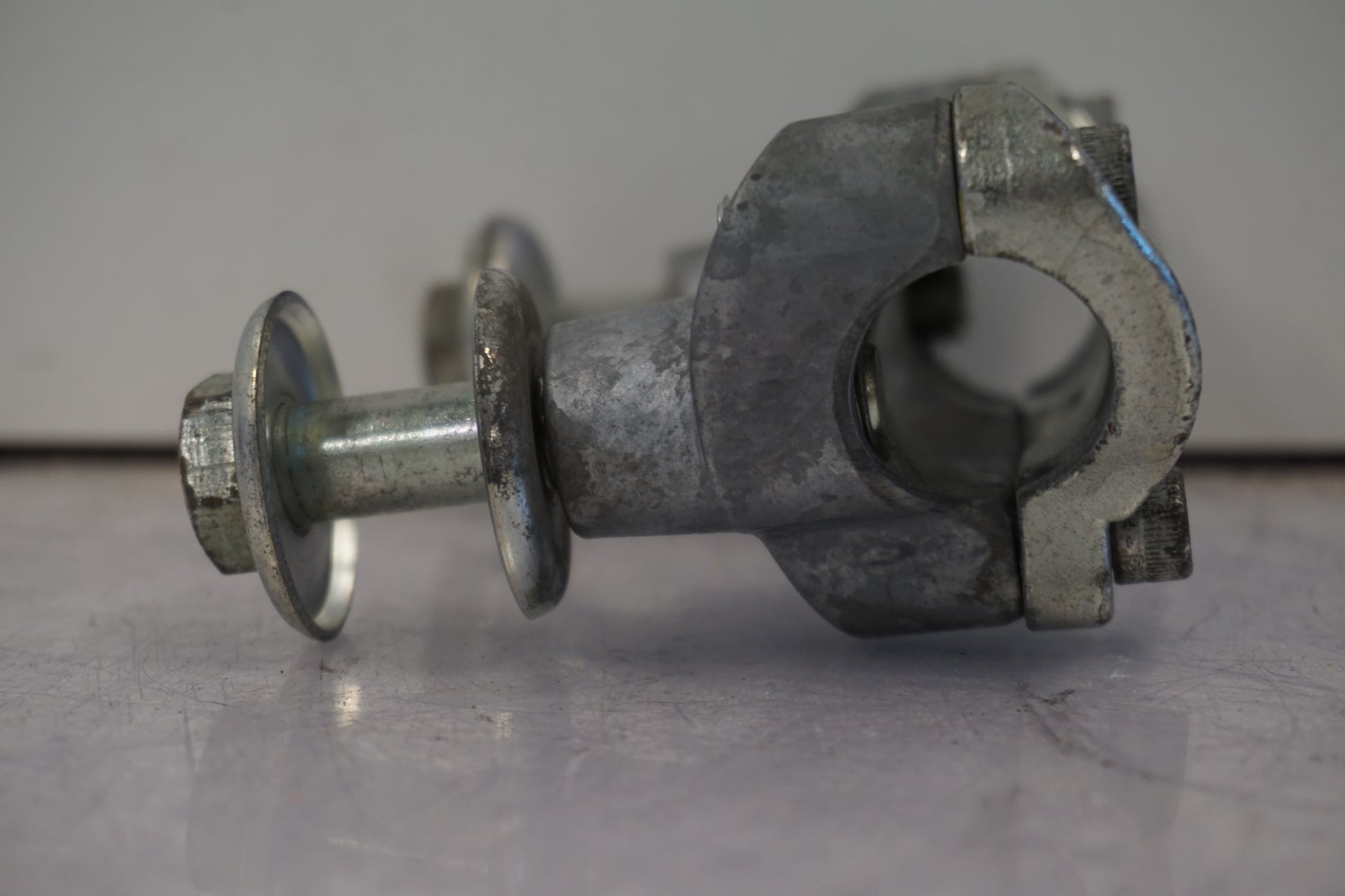 Höger sida på Styrfäste från en H-D Touring Ultra Classic FLHTCU/I -2009 motorcykel.