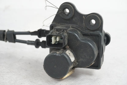 Vänster sida på Avgasspjällmotor från en Triumph Daytona 675 -2007 motorcykel.