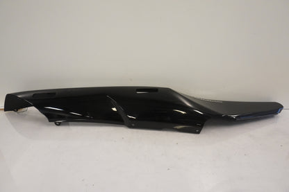 Snett uppifrån på Bakvinge från en Kawasaki GTR 1400 -2008 motorcykel.