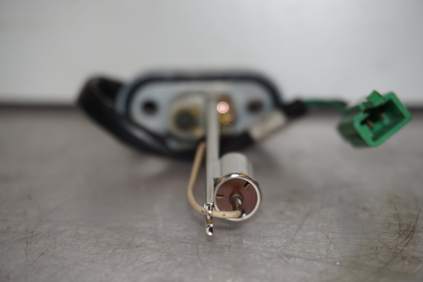 Vänster sida på Bensintankgivare från en Yamaha YZF R6 -2000 motorcykel.