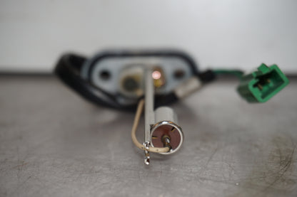 Vänster sida på Bensintankgivare från en Yamaha YZF R6 -2000 motorcykel.