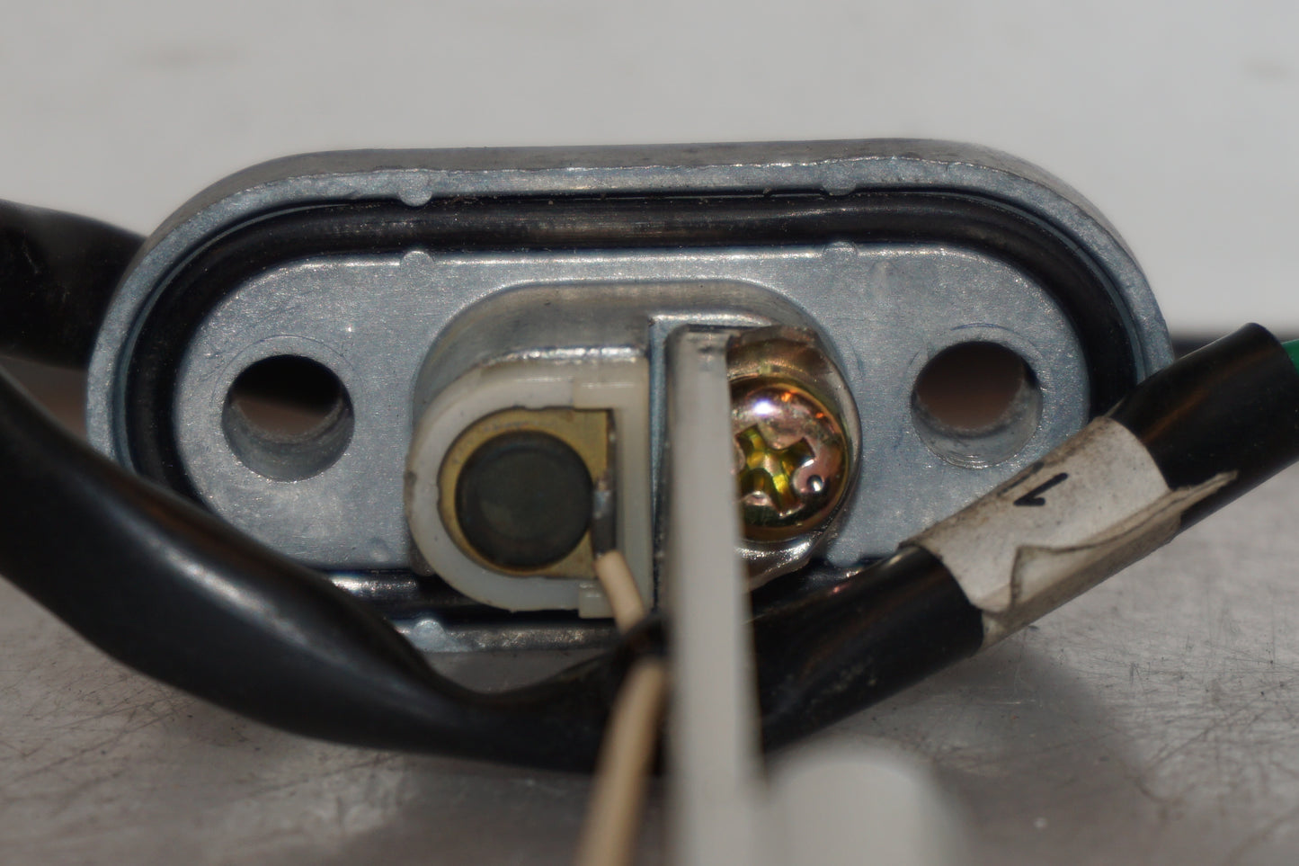 Snett uppifrån på Bensintankgivare från en Yamaha YZF R6 -2000 motorcykel.