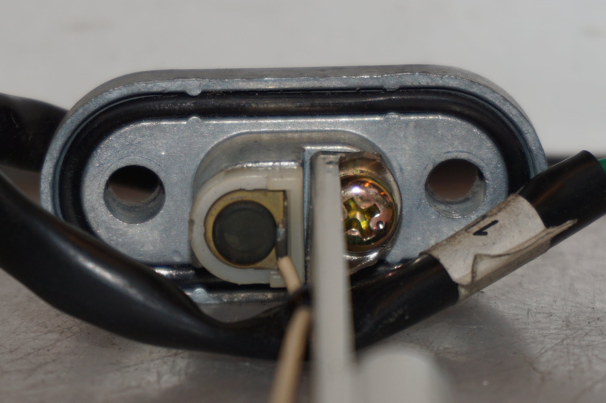 Snett uppifrån på Bensintankgivare från en Yamaha YZF R6 -2000 motorcykel.