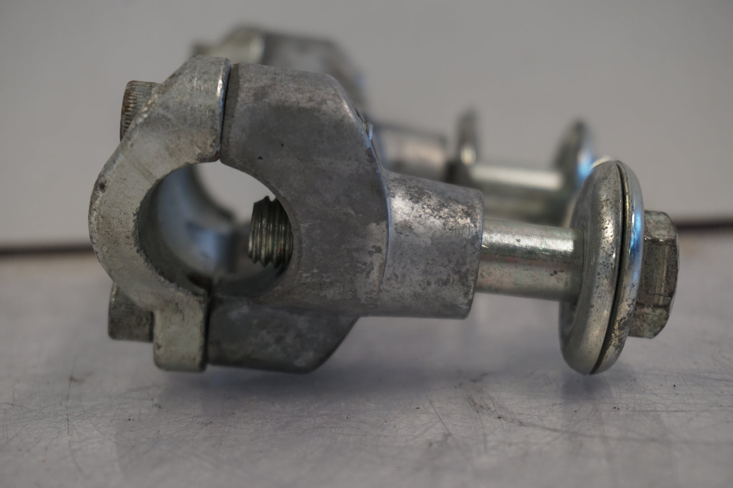 Snett uppifrån på Styrfäste från en H-D Touring Ultra Classic FLHTCU/I -2009 motorcykel.