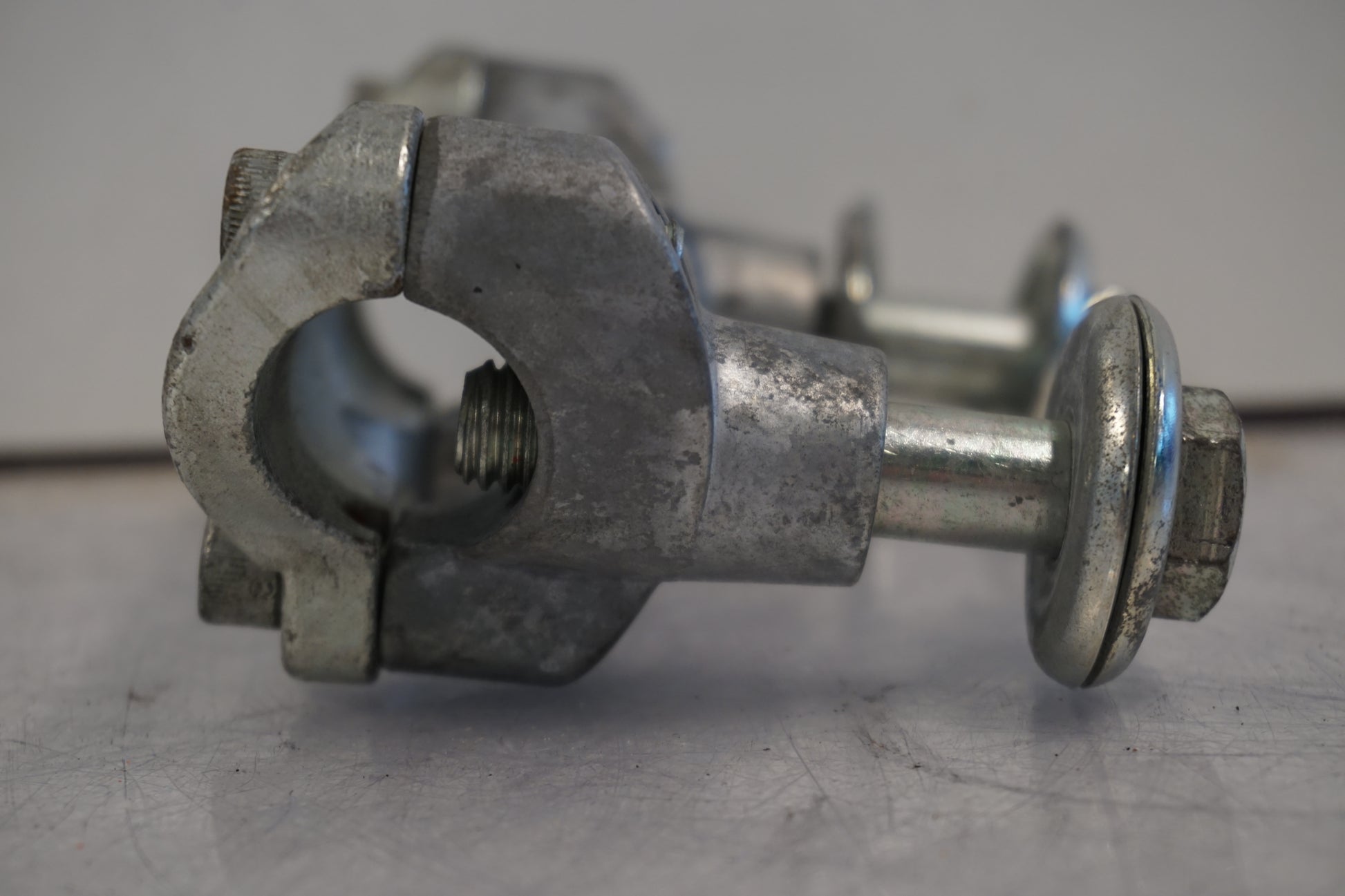 Snett uppifrån på Styrfäste från en H-D Touring Ultra Classic FLHTCU/I -2009 motorcykel.