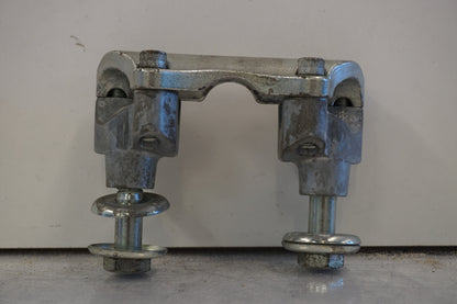 Snett nerifrån på Styrfäste från en H-D Touring Ultra Classic FLHTCU/I -2009 motorcykel.