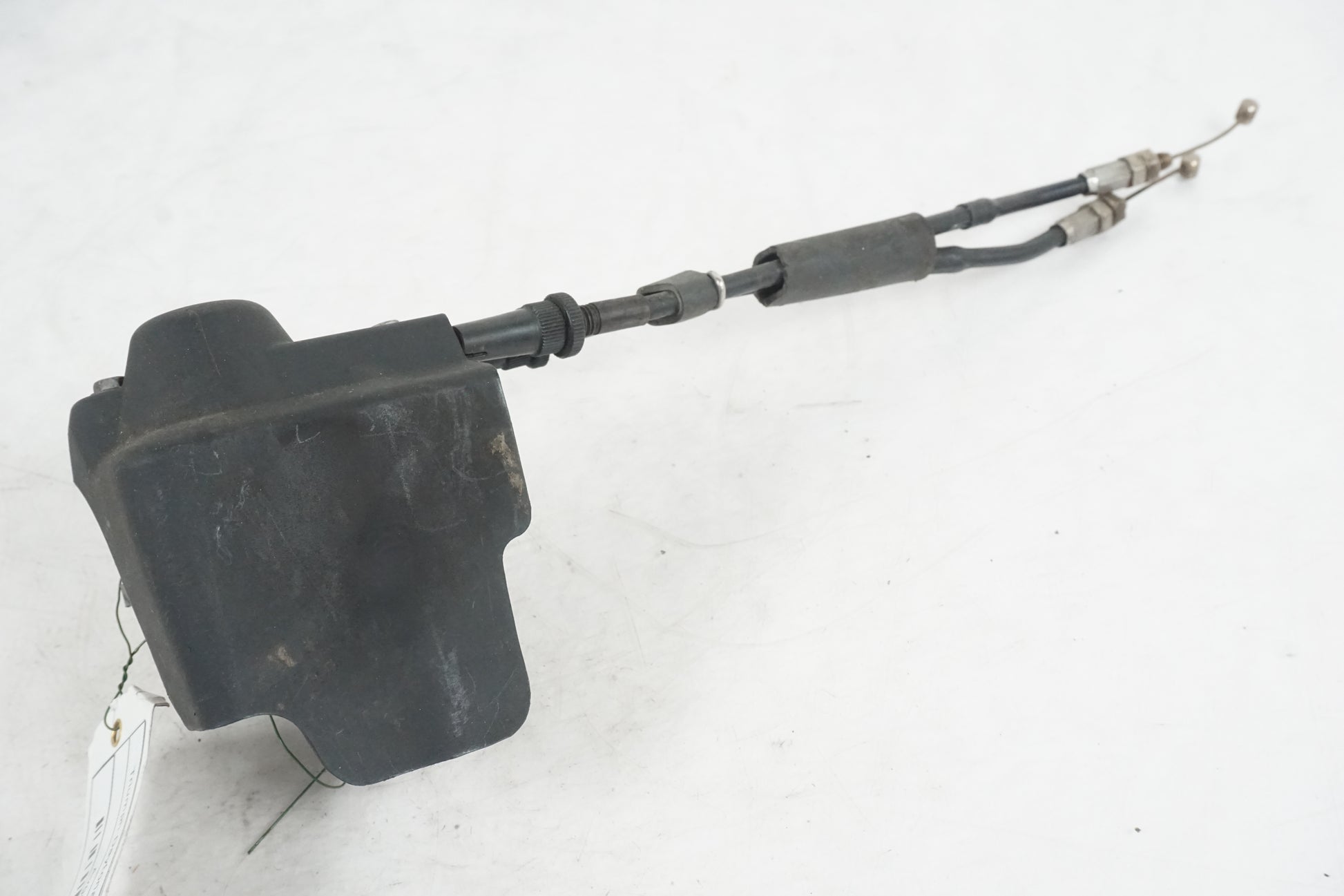 Vänster sida på Avgasspjällmotor från en Triumph Daytona 675 -2010 motorcykel.